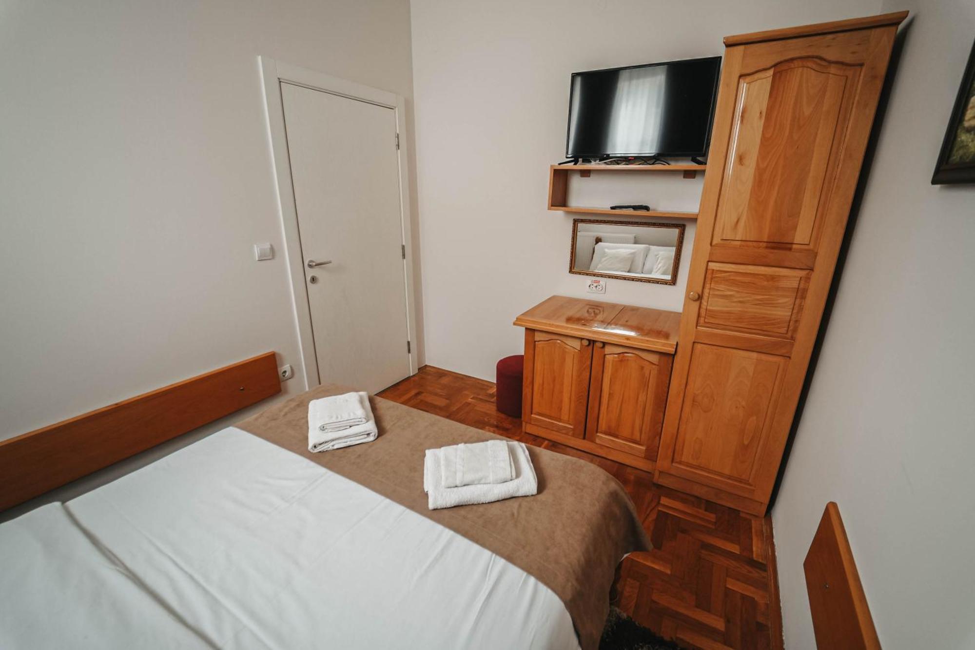 B&B Passage Sremska Mitrovica Bagian luar foto