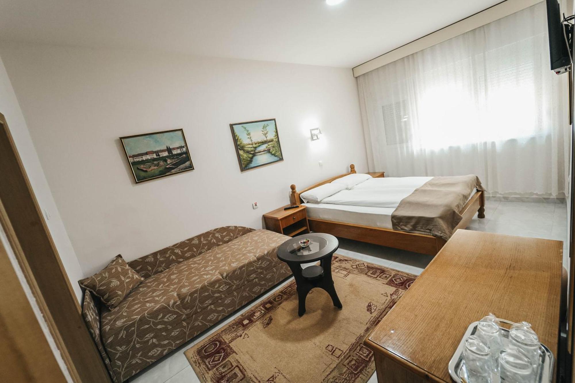 B&B Passage Sremska Mitrovica Bagian luar foto
