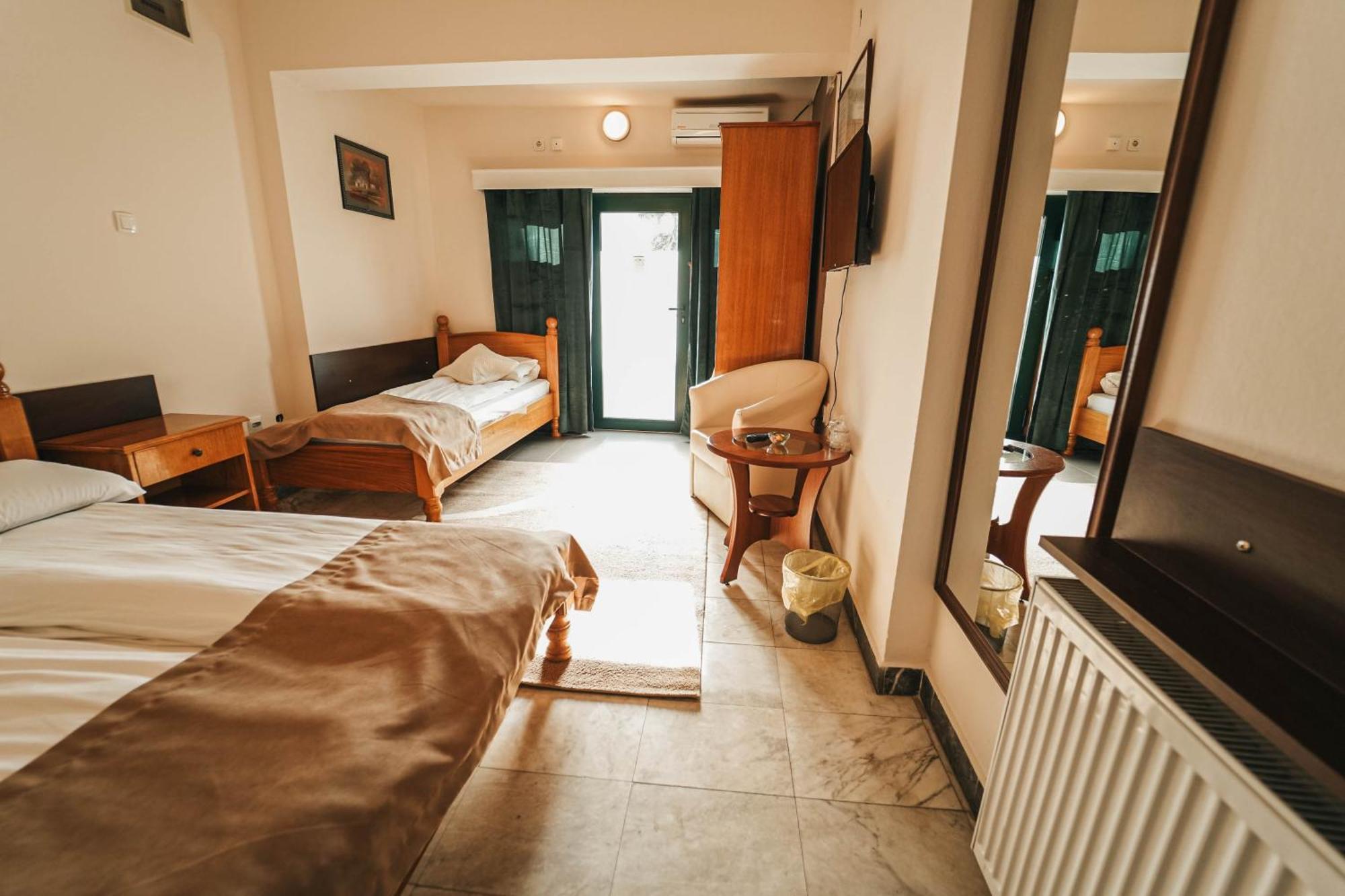 B&B Passage Sremska Mitrovica Bagian luar foto