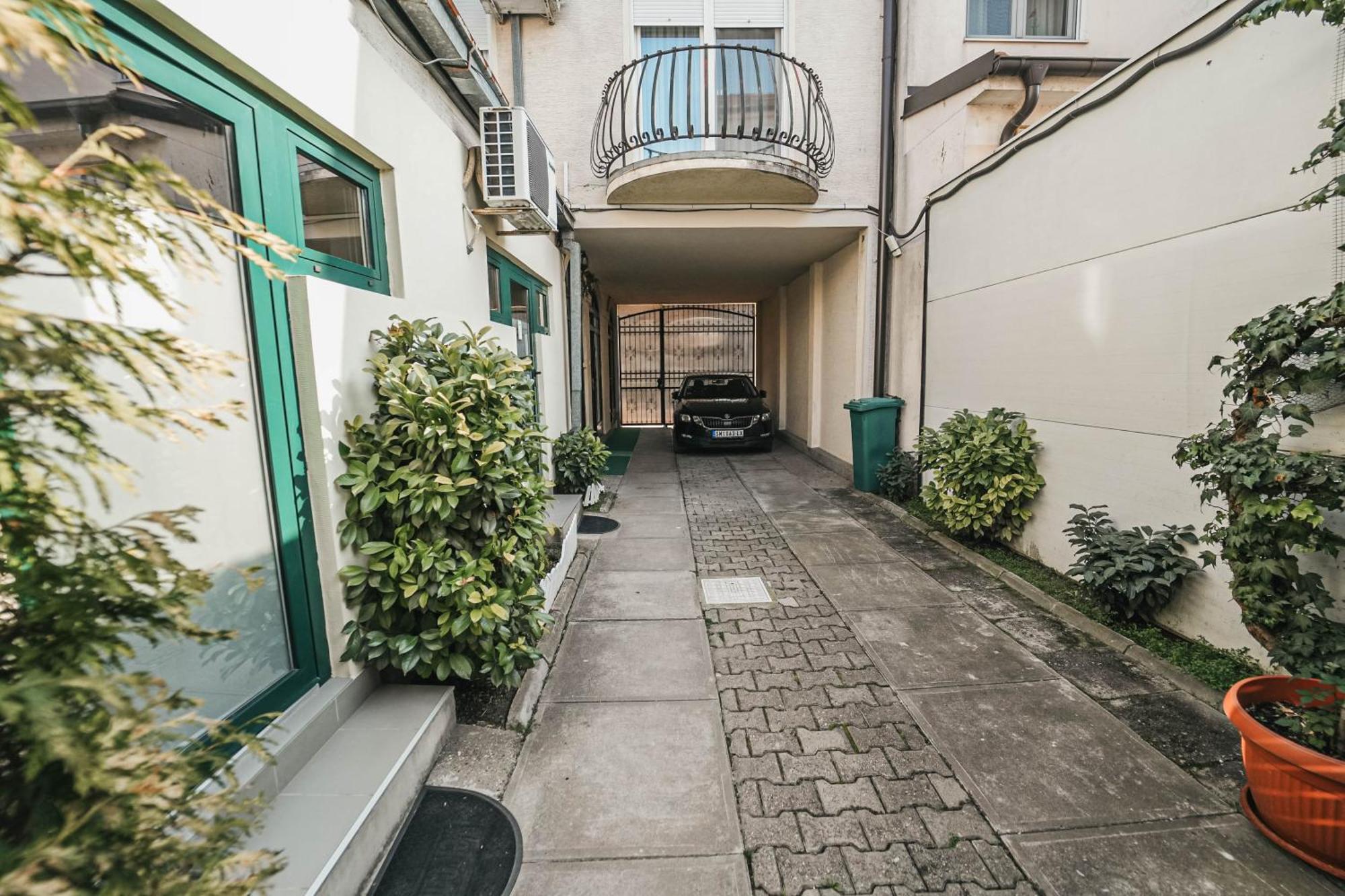 B&B Passage Sremska Mitrovica Bagian luar foto