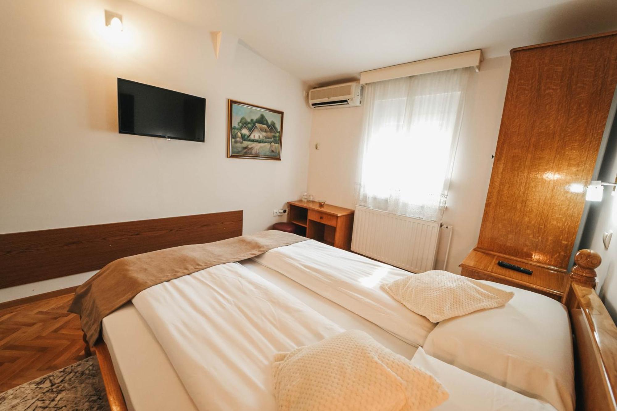 B&B Passage Sremska Mitrovica Bagian luar foto