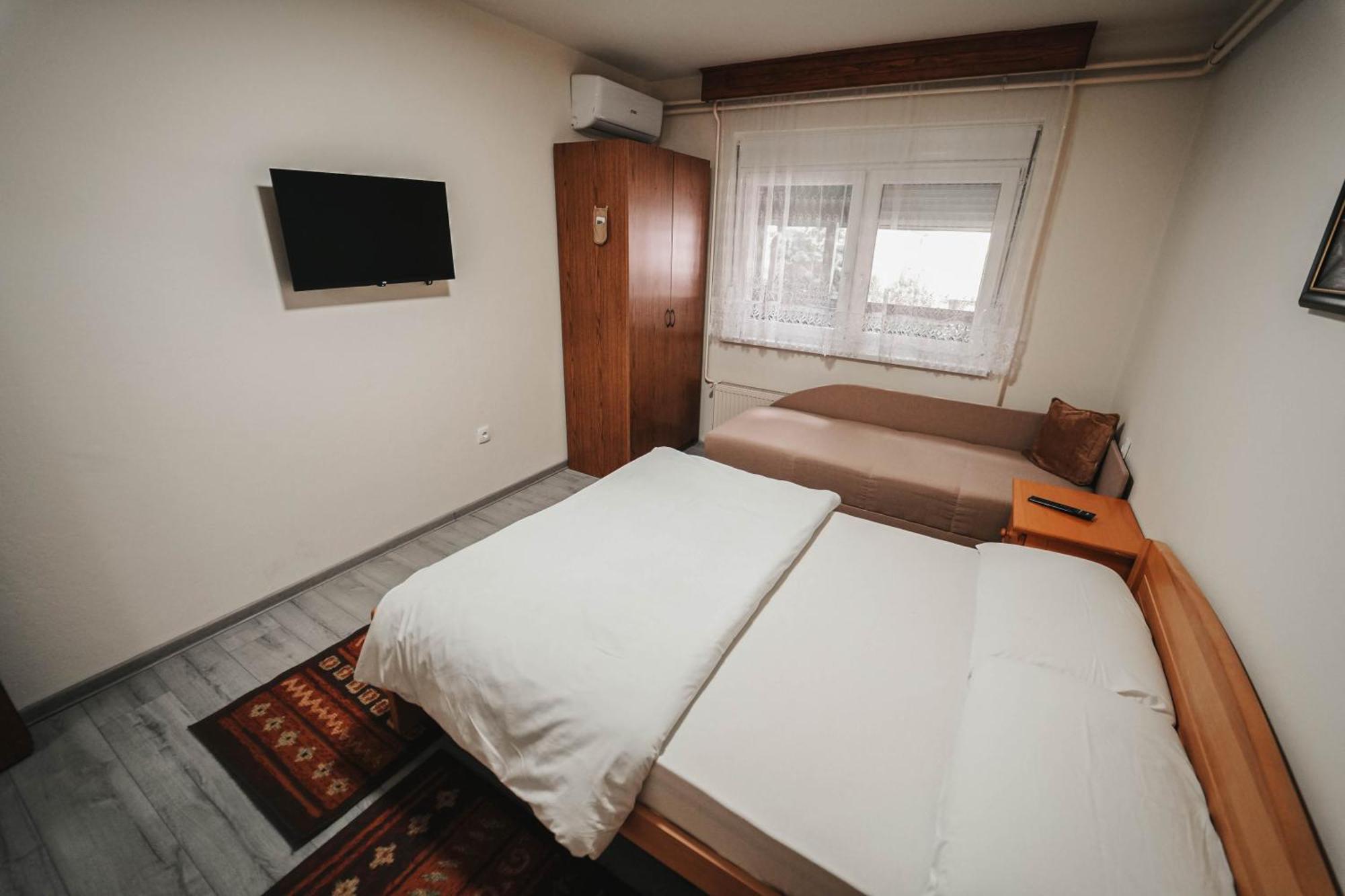 B&B Passage Sremska Mitrovica Bagian luar foto